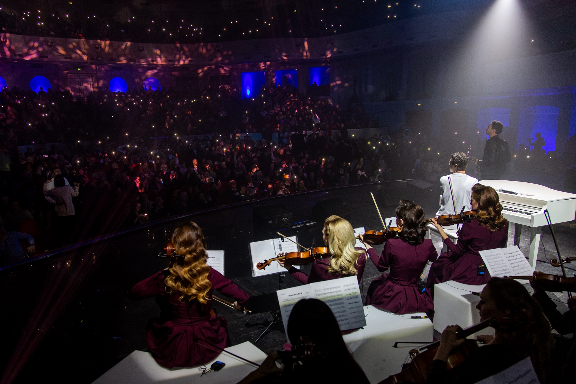 Всесвітньо відомий співак "засвітився" на концерті української зірки